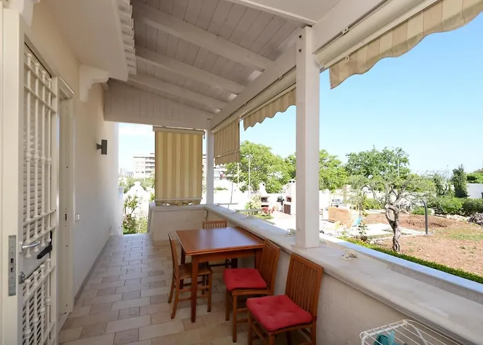 Casa Torre Di Specchio Con Piscina Bari